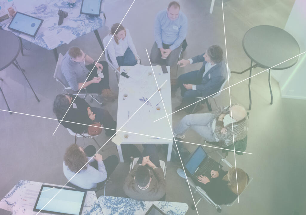 A group of individuals seated around a table, engaged in a collaborative setting. This is a picture of one of our learning community events.


Een groep mensen zit rond een tafel, in een collaboratieve setting. Deze foto is genomen tijdens een van onze Lerend Netwerk bijeenkomsten