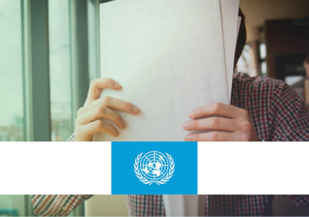 Person holding a pile of papers. A white banner with United Nations logo is  placed over the image, this reflects that this policy monitor item is about a UN document. 

Persoon houdt een stapel papieren vast. Een witte banner met het logo van de Verenigde Naties is over het beeld geplaatst, dit geeft aan dat dit beleidsmonitor item over de Verenigde Naties gaat.