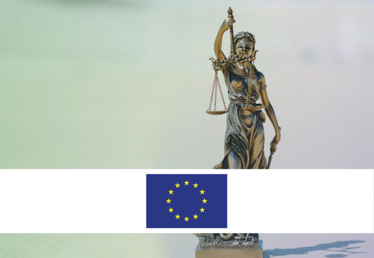 Bronze statue of Lady Justice. A white banner with the logo/flag of the European Union (EU) is placed over the image, showing that this policy monitor item is about a court decision in the EU. 

Bronzen beeld van vrouwe justitia. Op de afbeelding is een witte banner met de vlag van de Europese Unie (EU) geplaatst, om aan te geven dat dit beleidsmonitor item om een gerechtelijke beslissing in de EU gaat.