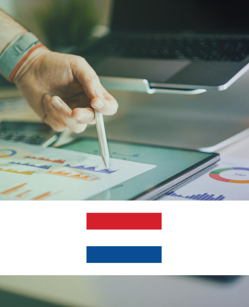 A person is holding a pencil and pointing at a graph. In the background, you see a laptop, a calculator and a tablet, representing an office setting. A white banner with the flag of The Netherlands is placed over the image. The image represents a policy monitor article about a publication from a Dutch administrative body. 

Een persoon houdt een potlood vast en wijst naar een grafiek. Op de achtergrond zie je een laptop, een rekenmachine en een tablet, die een kantooromgeving voorstellen. Een witte banner met het logo van Nederland is over de afbeelding geplaatst. De afbeelding stelt een beleidsmonitor artikel voor over een een publicatie van de Nederlandse overheid of een overheidsinstantie.