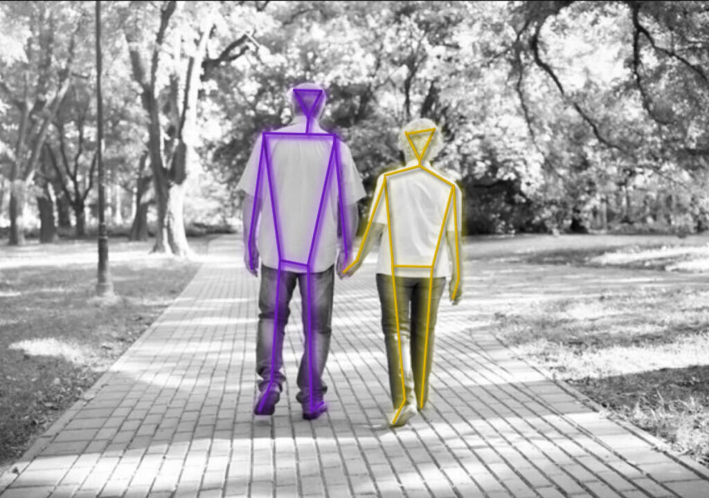Mensen wandelen hand in hand in een park en zijn  geïdentificeerd door een camera