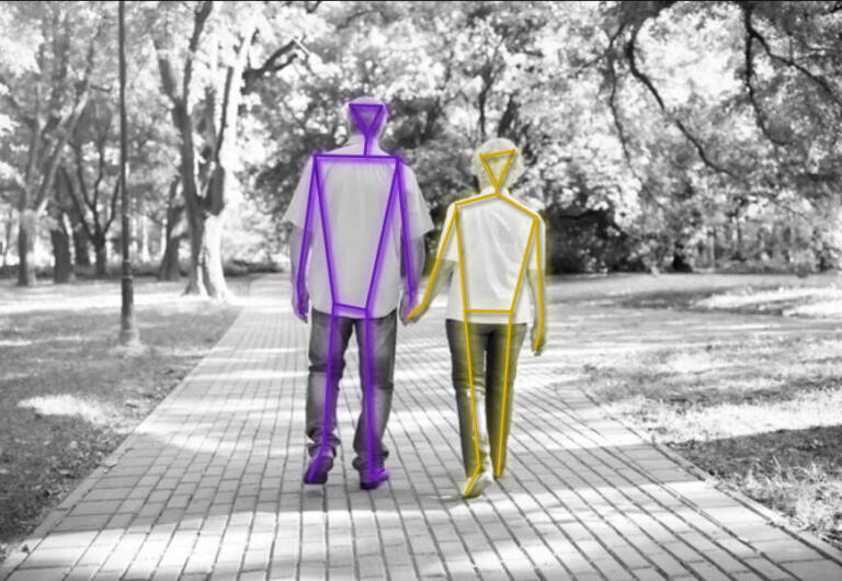 Mensen wandelen hand in hand in een park en zijn  geïdentificeerd door een camera