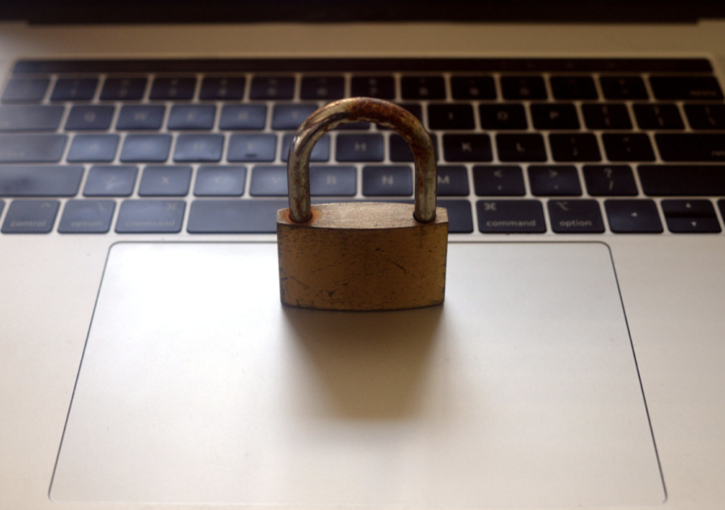 Padlock placed on laptop keyboard. 
Hangslot op toetsenbord van laptop.