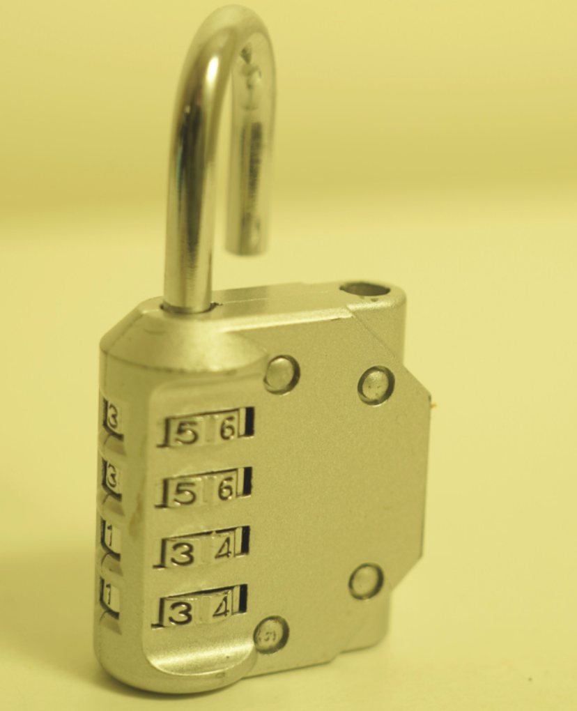 padlock against a yellow background
hangslot tegen een gele achttergrond